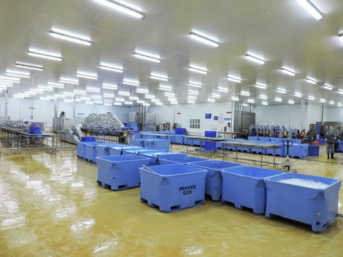 Czy w zakładach produkcyjnych, gdzie występują wysokie temperatury sprawdzą się posadzki żywiczne?